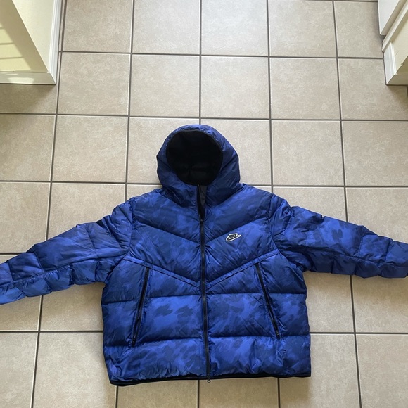 Nike puffer jacket with multiple pockets ,col-blue